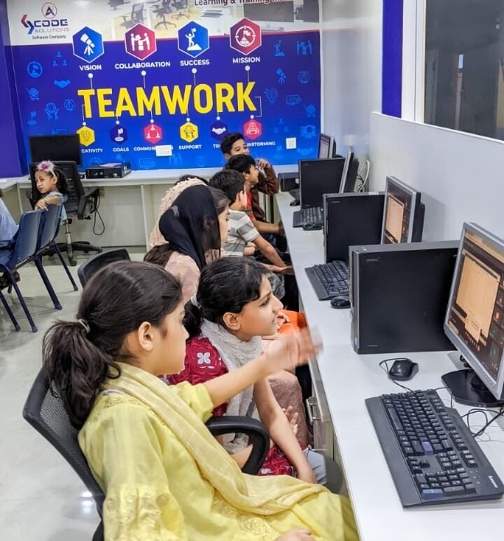 Kids attending scratch programmng class - kids2coding
